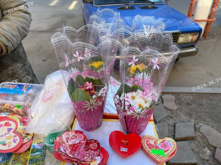 В Мелитополе на День влюблённых на улице предлагают антистрессовые подарки - что почем